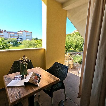 Lovrečica Apartments Goltes מראה חיצוני תמונה