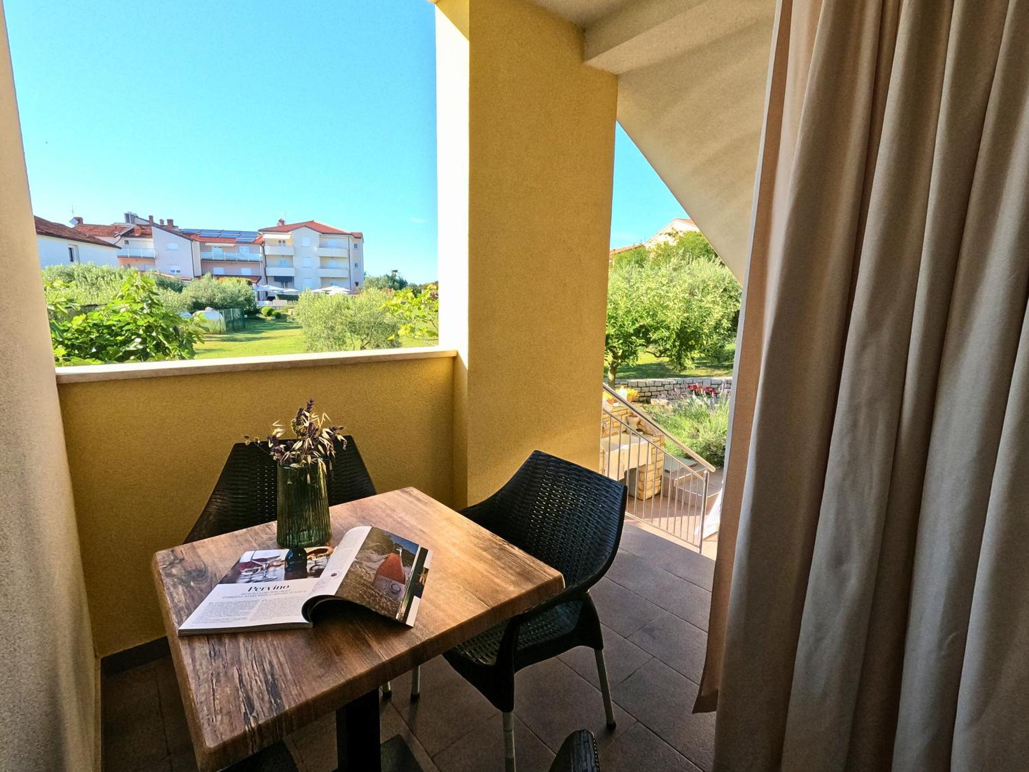 Lovrečica Apartments Goltes מראה חיצוני תמונה